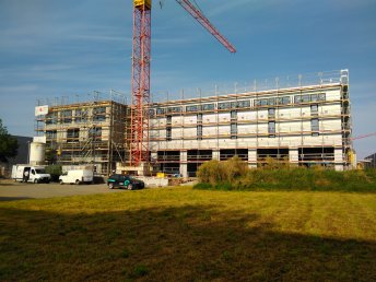 18.08.2023: Neubau Garage Walter Weinfelden: Fassadenmontage luft auf Volltouren